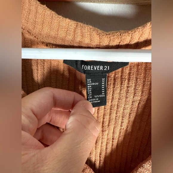 FOREVER 21, beige button, crop top - Picture 4 of 5